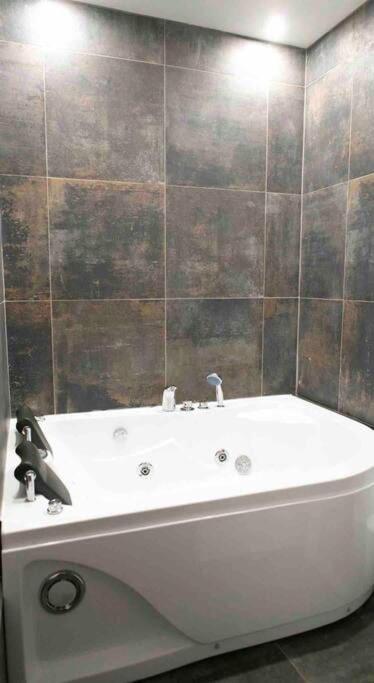 Loft De Courcaille - Balneo - Free Parking - Wifi Apartment Orleans Ngoại thất bức ảnh